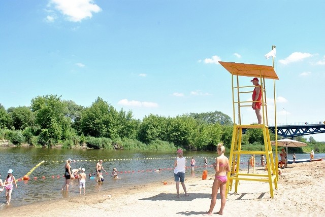 W piątek nastąpiło oficjalne otwarcie plaży miejskiej przy moście Hubala w Łomży. Od 24 czerwca mieszkańcy i turyści mogą bezpłatnie wylegiwać się na piasku i korzystać z kąpieliska pod okiem ratowników MOSiR.