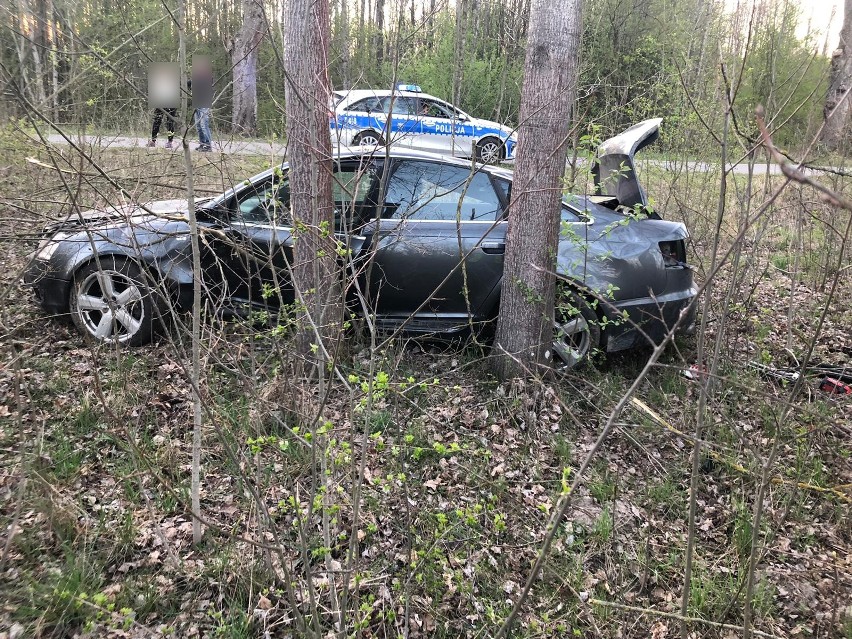 Powiat ełcki: Pijany kierowca audi zjechał na pobocze. Podczas dachowania rozbił doszczętnie auto (zdjęcia)