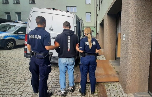 Policjanci z zatrzymanym 21-latkiem