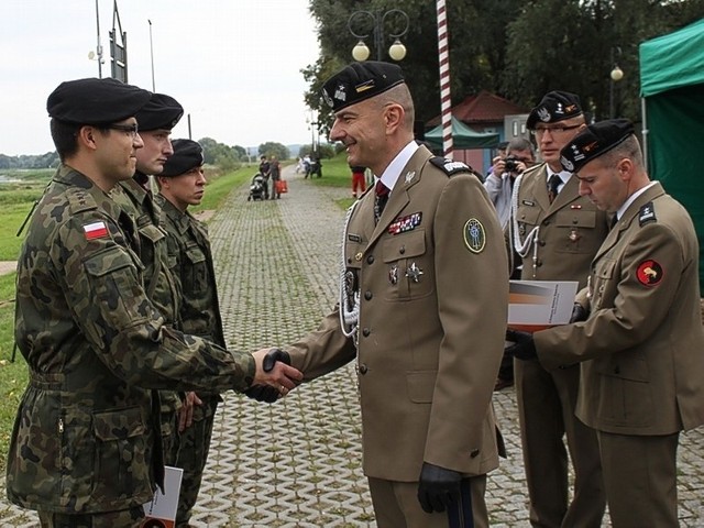 Dowódca międzyrzeckiej brygady gen. bryg. Rajmund T. Andrzejczak (w środku) wyróżnił najlepszych saperów.