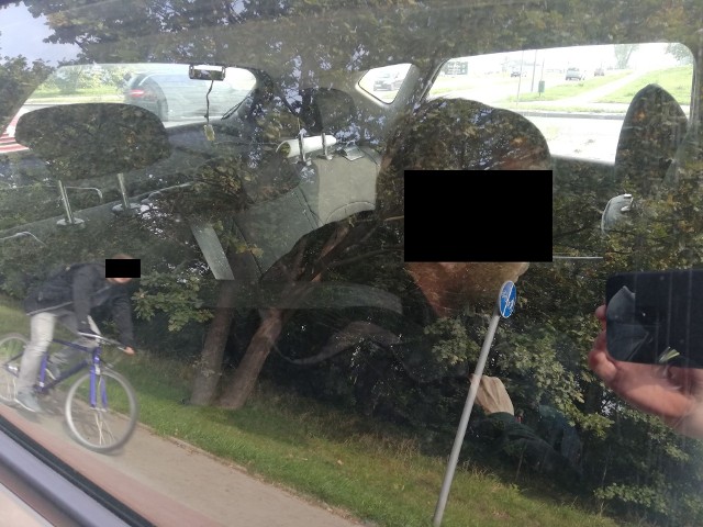 Do obywatelskiego zatrzymania doszło w czwartek na skrzyżowaniu ulic Paderewskiego i 4 Marca w Koszalinie. Pracownik pogotowia gazowego zauważył dziwnie zachowujące się auto. Skorzystał z chwili, gdy kierowca osobowej toyoty corolli zatrzymał się, aby otworzyć drzwi, wyciągnąć kluczyki ze stacyjki i uniemożliwić dalszą jazdę nietrzeźwemu kierowcy. Wezwana na miejsce policja potwierdziła, że mężczyzna znajduje się pod wpływem alkoholu. Zobacz także: Koszalin: Policjanci rozdają odblaski mieszkańcom Koszalina