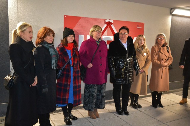 W Sosnowcu otwarto Rondo Praw Kobiet. Uroczystość odbyła się 23 listopada. Pod przejściem dla pieszych możemy zobaczyć ciekawą wystawę o ważnych sosnowiczankach oraz walce o prawa kobiet. Zobacz kolejne zdjęcia. Przesuń w prawo - wciśnij strzałkę lub przycisk NASTĘPNE