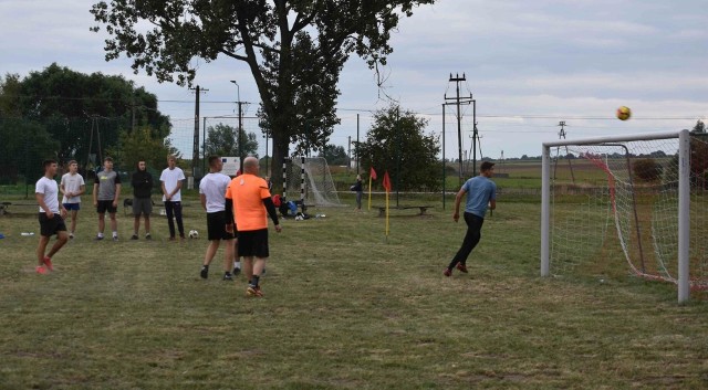 Do turnieju zgłoszono siedem drużyn, które po zarejestrowaniu przez sędziów i losowaniu grup rywalizowały ze sobą w rozgrywkach piłkarskich.