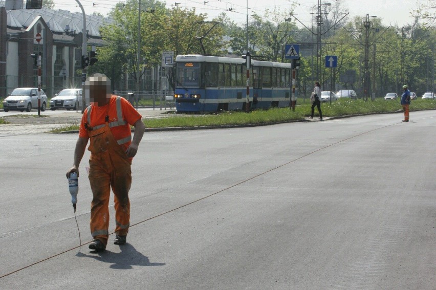 Duże korki na Ślężnej. Trwa malowanie oznaczeń poziomych na jezdni (ZDJĘCIA)