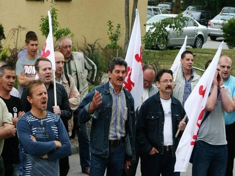 - Dość rządów Warszawki! - krzyczeli podczas pikiety pracownicy inowrocławskiej i janikowskiej "Sody" [zdjęcia]