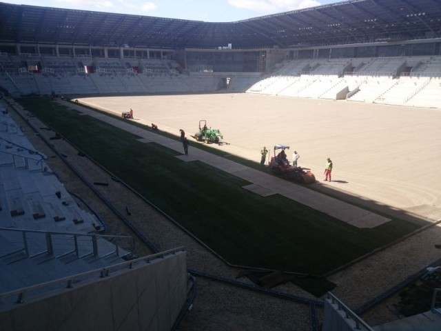 Budowa Stadionu Miejskiego Tychy: Ruszył montaż murawy!