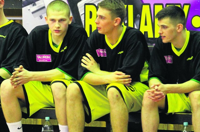 Młodzi koszykarze Siarki Tarnobrzeg (od lewej: Kamil Karliński, Piotr Wolski i Wiktor Rycerz) jako pierwsi rozpoczęli przygotowania.