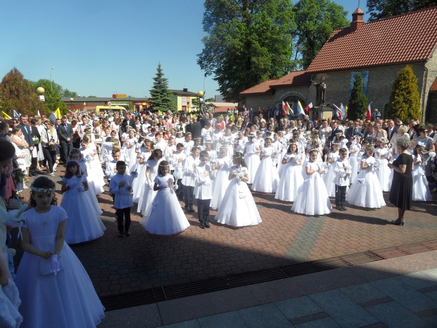 Pierwsza komunia święta w parafii Nawiedzenia NMP w...