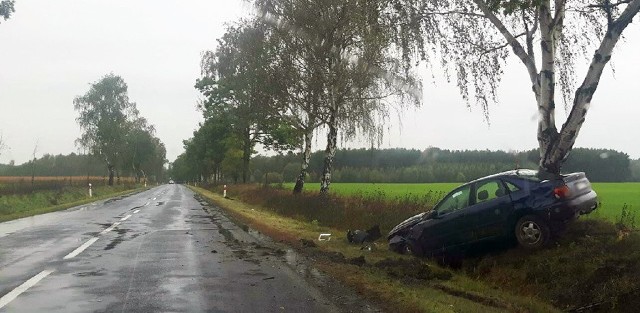 Do zdarzenia doszło najprawdopodobniej w niedzielę, 8 października, w nocy lub z samego rana. Samochód stoi w rowie przy drodze z Nowogrodu Bobrzańskiego do Lubska. Widać, że audi uderzyło w drzewo na poboczu. Jak relacjonuje nasz Czytelnik, przy rozbitym samochodzie jednak nikogo nie było.Zobacz też: Magazyn informacyjny Gazety Lubuskiej 6.10.2017