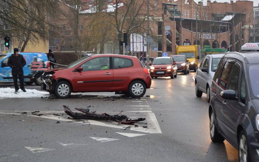 Ostrołęka. Wypadek w centrum miasta. Zderzyły się opel i renault [ZDJĘCIA]