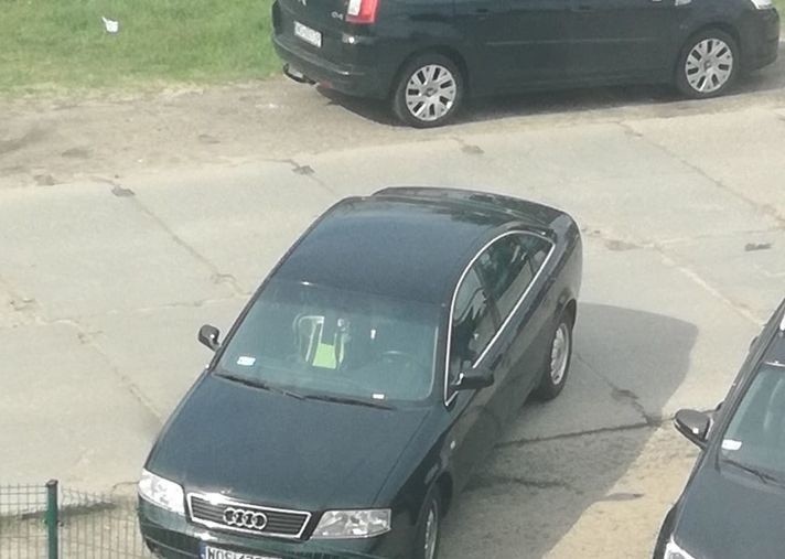 Nowy Lidl w Ostrołęce: klienci parkują samochody na osiedlu