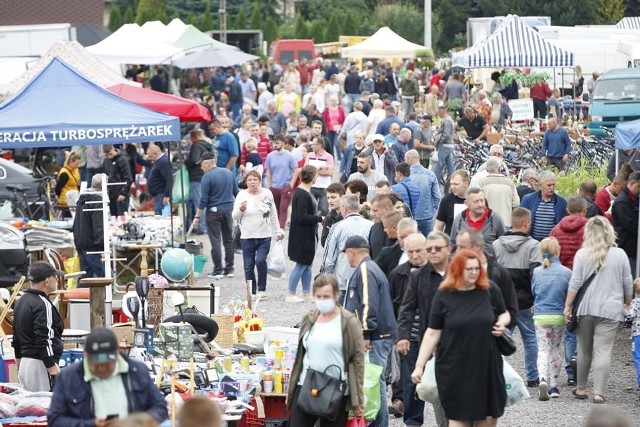 W niedzielę, 4 lipca, na giełdzie w Miedzianej Górze trwał ożywiony handel. Rano na plac targowy położony na Torze Kielce przyszły masy ludzi. Chwilami alejki były tak zatłoczone, że nie było jak przejść pomiędzy straganami!>>>Więcej zdjęć na kolejnych slajdachKielczanie uwielbiają Miedzianą Górę. Można tutaj tanio kupić artykuły, które nawet w Internecie często bywają droższe. Co ważne - wszystkie towary można obejrzeć, przymierzyć, ocenić ich jakość na żywo, czego nie sposób często zrobić w sieci. Pewnie dlatego giełda w Miedzianej Górze ściąga tylu klientów. Jednak to, co działo się tam w niedzielę, 4 lipca, przeszło najśmielsze oczekiwania nawet samych sprzedających. Na giełdzie pojawił się po prostu tłum ludzi z Kielc, powiatu kieleckiego i okolicznych powiatów. Zobacz fotorelację. 