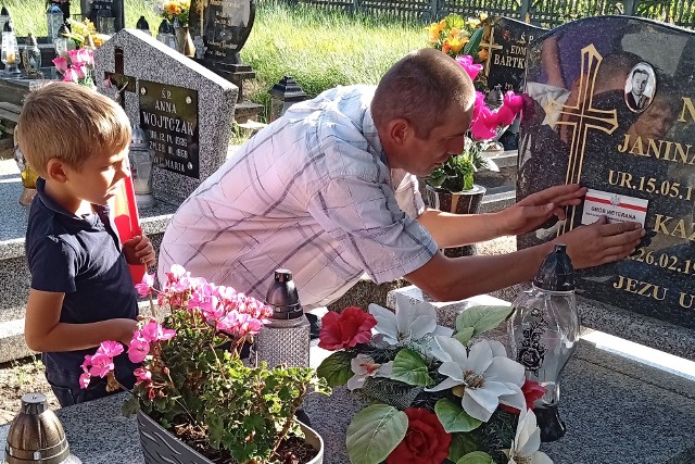 Grób Kazimierza Nowaka (obrońcy Polski z września 1939 roku) na cmentarzu w Chlewiskach wyróżniony został nadaną przez IPN tabliczką "Grób Weterana". W uroczystym przymocowaniu tabliczki uczestniczyli członkowie rodziny żołnierza, uczestnika bitwy nad Bzurą
