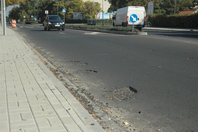 Niedawno kilkanaście metrów dalej po raz drugi kładziono asfalt. A tutaj pojawiły się kolejne dziury, które trzeba będzie usunąć. 