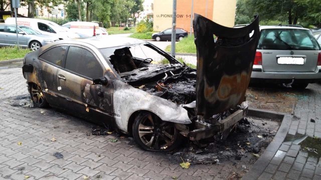 W nocy z 17 na 18 sierpnia około godziny 1 w Koszalinie wybuchło i spłonęło auto. Przyczyna spłonięcia samochodu na razie jest nieznana. Uszkodzony został również samochód stojący obok.Zobacz także: Koszalin: Poszukiwania zaginionej kobiety