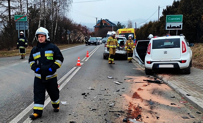 Zderzenie trzech aut w Czerńcu na DW 969. Dwie osoby poszkodowane w szpitalu