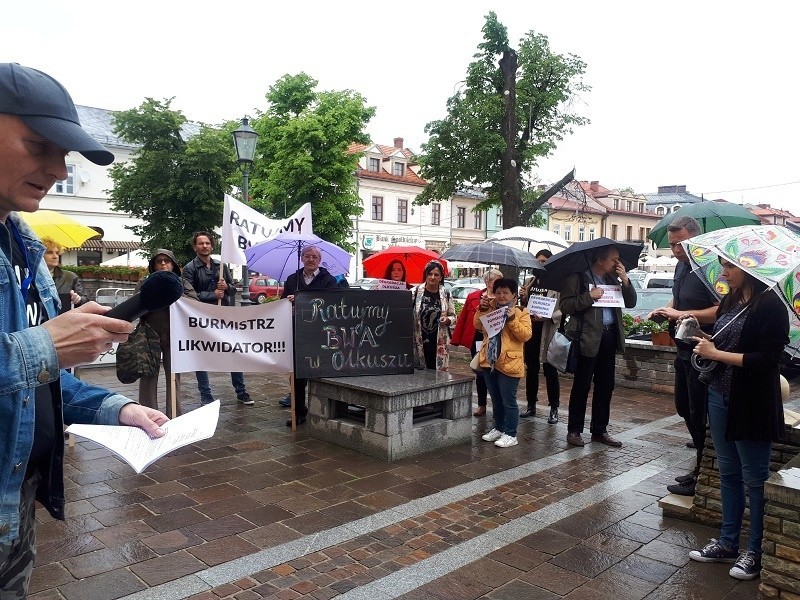 Protest pod Urzędem Miasta i Gminy w Olkuszu przeciwko...