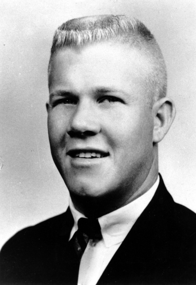 Charles Whitman 1 sierpnia 1966 roku z wieży uniwersyteckiej zabił 16 osób, a 32 kolejne ranił. Napastnik strzelał z karabinu z celownikiem optycznym. Przed atakiem na uniwersytecie Whitman zabił swoją matkę i żonę. Zginął z rąk policji. Sekcja zwłok wykazała, że w mózgu mordercy znajdował się złośliwy guz. Miał on być odpowiedzialny za odczuwanie agresji i lęku u Whitmana.