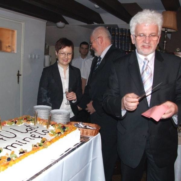 Podczas jubileuszowych uroczystości nie zabrakło smacznego tortu. Krojenie rozpoczął Janusz Różycki (z prawej) starosta grójecki. Z lewej Iwona Stefaniak, dyrektor Muzeum i Marian Górski, wicestarosta grójecki.