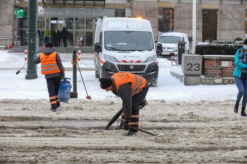 Na krakowskich drogach zebrała się spora warstwa śniegu,...