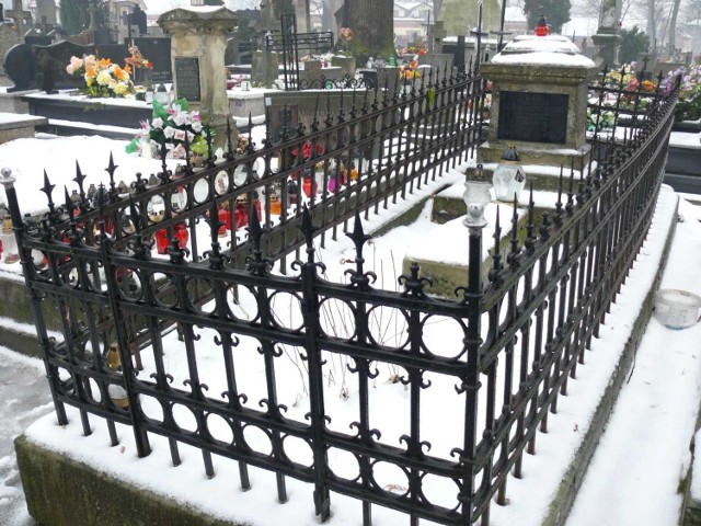 Nagrobek powstańca styczniowego ks. Jana Leszczyńskiego na rozwadowskim cmentarzu parafialnym.
