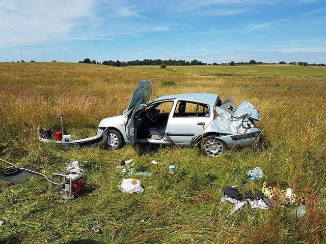 Do wypadku doszło na drodze 163 w okolicy miejscowości Kluczewo. Auto osobowe renault dachowalo na prostym odcinku drogi. Dwie osoby poszkodowane zabrane do szpitala. Na miejscu były 2 zastępy OSP Czaplinek, 1 zastęp OSP Kluczewo, 2 zastępy JRG Drawsko Pomorskie. Zespół ratownictwa medycznego oraz policja. Zobacz także: Pokazy Ratownictwa. Co robić gdy wydarzy się wypadek?