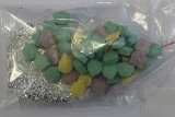 Ponad kilogram narkotyków w mieszkaniu na toruńskim Rubinkowie. Zatrzymano 23-latka