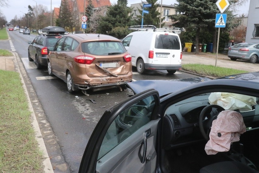 Wypadek trzech samochodów na al. Kochanowskiego. Są duże korki (ZDJĘCIA)