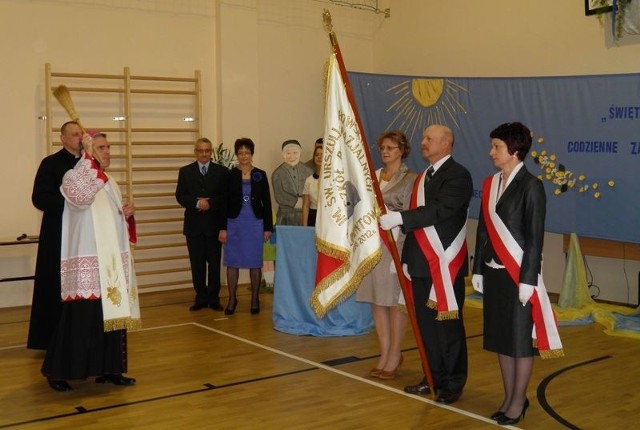 Sztandar ufundowany przez rodziców i nauczycieli poświęcił biskup Krzysztof Nitkiewicz.