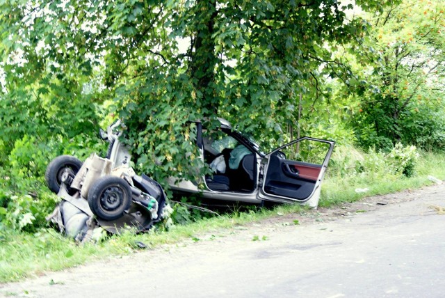 Wypadek w Witkowicach koło Brzezin. Samochód uderzył w drzewo. Kierowca nie żyje