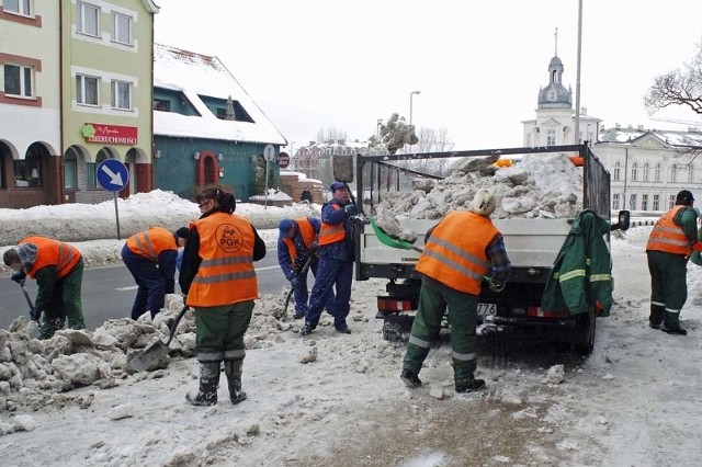 Ekipy PGK usuwały w czwartek śnieg z ulicy Młyńskiej. 
