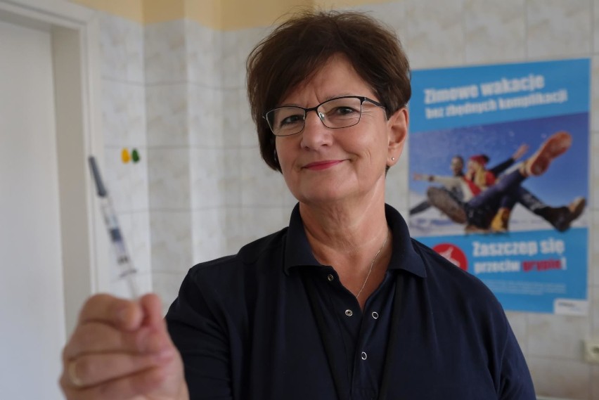 Pielegniarka Agnieszka Malon pokazuje szczepionkę przeciw...