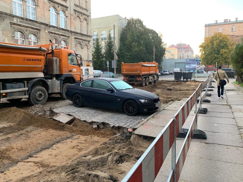 Niecodzienna sytuacja na budowie Posejdona. Samochód pozostał na środku rozkopanej drogi