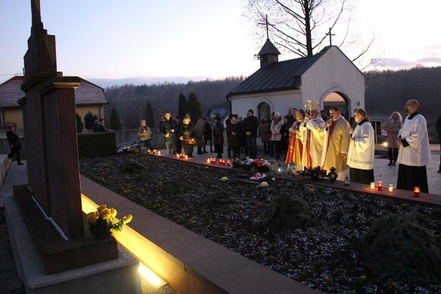 W Michniowie podczas Zaduszek modlono się za cywilne ofiary II wojny światowej. Pod pomnikiem zamordowanych przez Niemców mieszkańców wsi zapalono znicze.