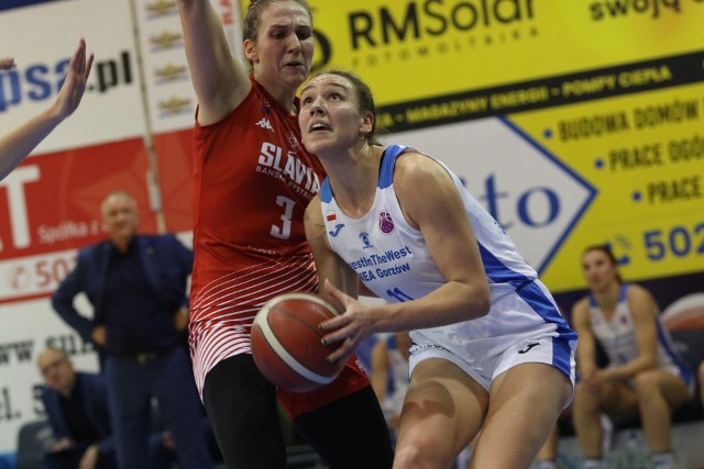 Allana Smith (z piłką) czasami wręcz bawiła się. Ale co się dziwić, dla Słowaczek EuroCup to zbyt wysokie progi. Z drugiej strony, Australijka jest świetną koszykarką