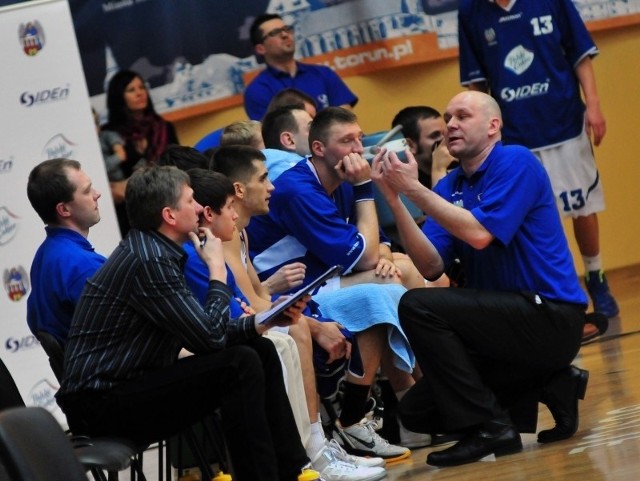 Trener Zyskowski tłumaczy, ale koszykarze chyba nie wiedzą, o co mu chodzi.