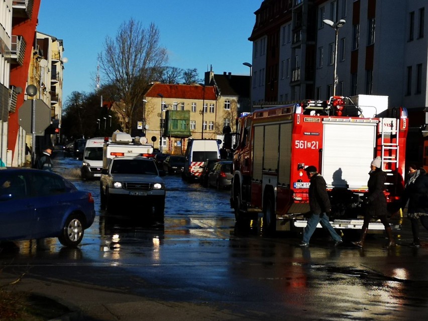 Sztorm spowodował, że ulice przy kanale portowym w Świnoujściu są zalane. Morze zabrało plażę [ZDJĘCIA]