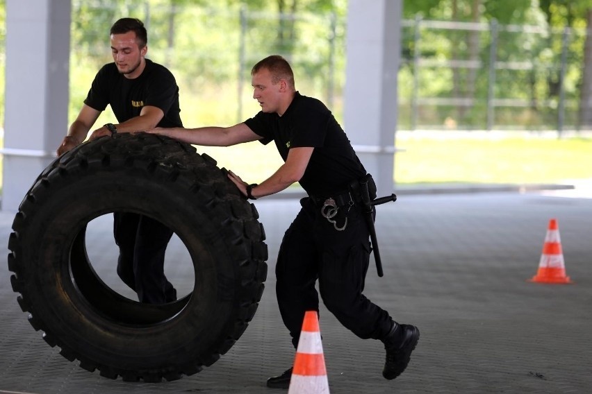 Funkcjonariusze z Komendy Wojewódzkiej Policji w Gdańsku po...