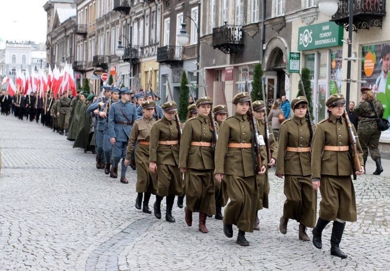 W marszu uczestniczyły grupy rekonstrukcji historycznej.