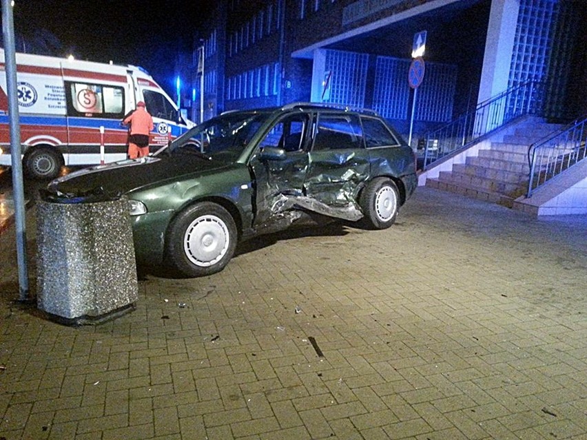 Radiowóz ruszając w pościg za skradzionym mercedesem zderzył się w centrum Stargardu z audi 