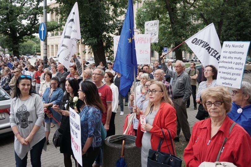 Protest przeciwko ustawie o Sądzie Najwyższym na pl. Dąbrowskiego w Łodzi