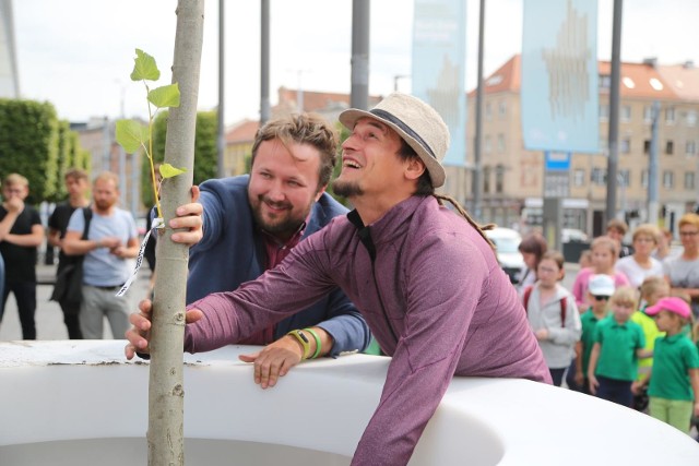 We Wrocławiu posadzono Drzewo Mocy. To początek kampanii #dzielsiezielenia.