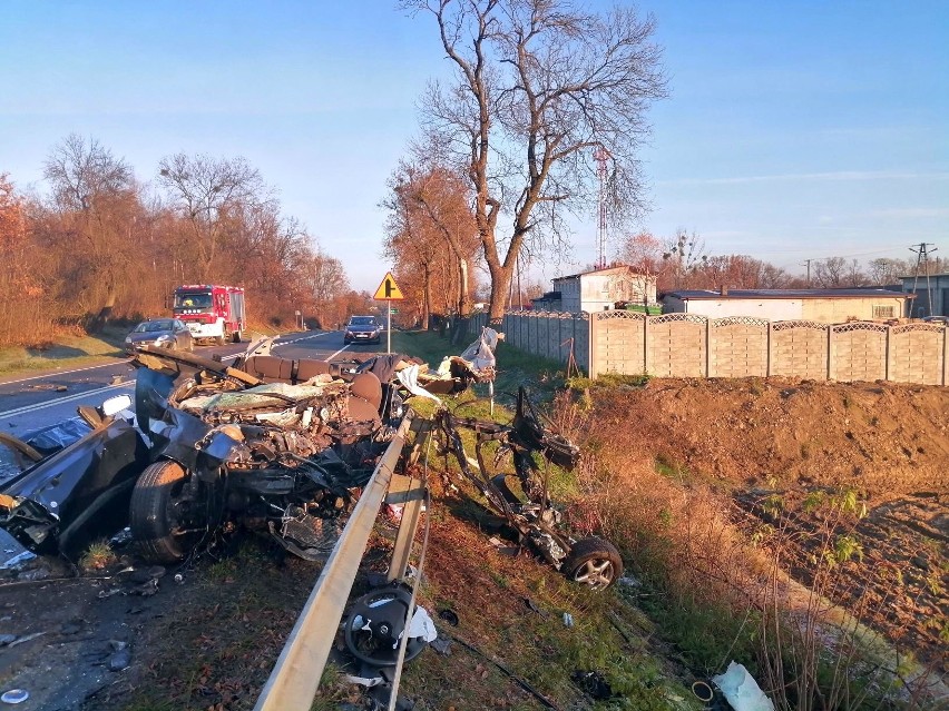 Śmiertelny wypadek w powiecie wieluńskim. Osobówka zderzyła się czołowo z ciężarówką ZDJĘCIA