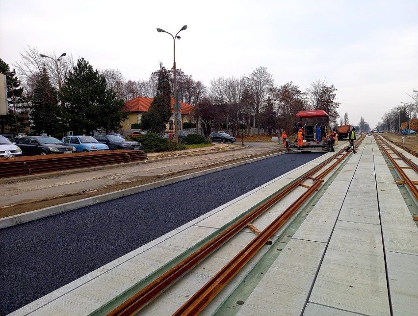 Na ulicy Warszawskiej już widać asfalt i nowe torowisko! ZDJĘCIA