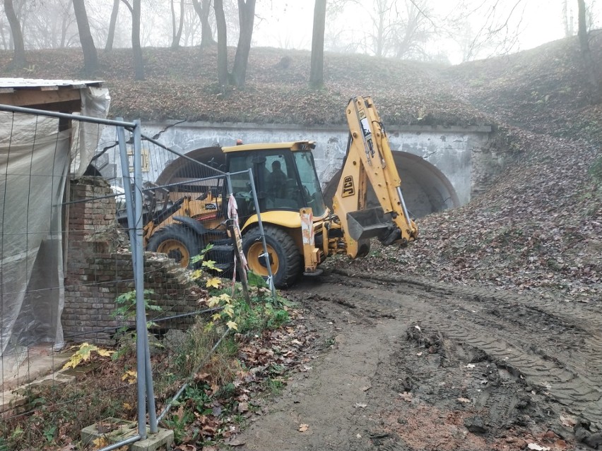 Rozpoczął się kolejny etap remonty bramy wjazdowej fortu I...