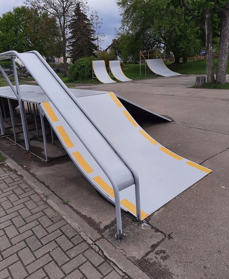 Tak skatepark zlokalizowany między Lotników Polskich i ul....