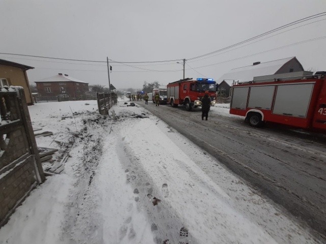 W Kamiennej Woli bus przewrócił się na bok. Trzy osoby w szpitalu. Zobacz zdjęcia 