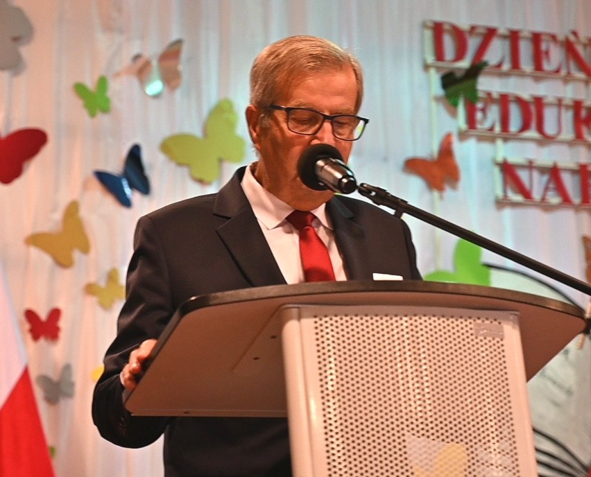 Oficjalne przemówienie wygłosił starosta staszowski Józef...