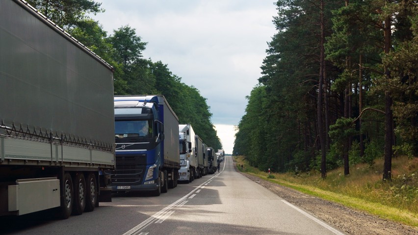 Bobrowniki. Około 20 km kolejki tirów przed polsko-białoruskim przejęciem granicznym [ZDJĘCIA][VIDEO]