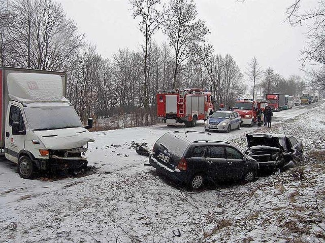 Po opadach śniegu na krajowej "11&#8221; pod Szczecinkiem zrobiło się bardzo ślisko. Na skutki nie trzeba było długo czekać. 